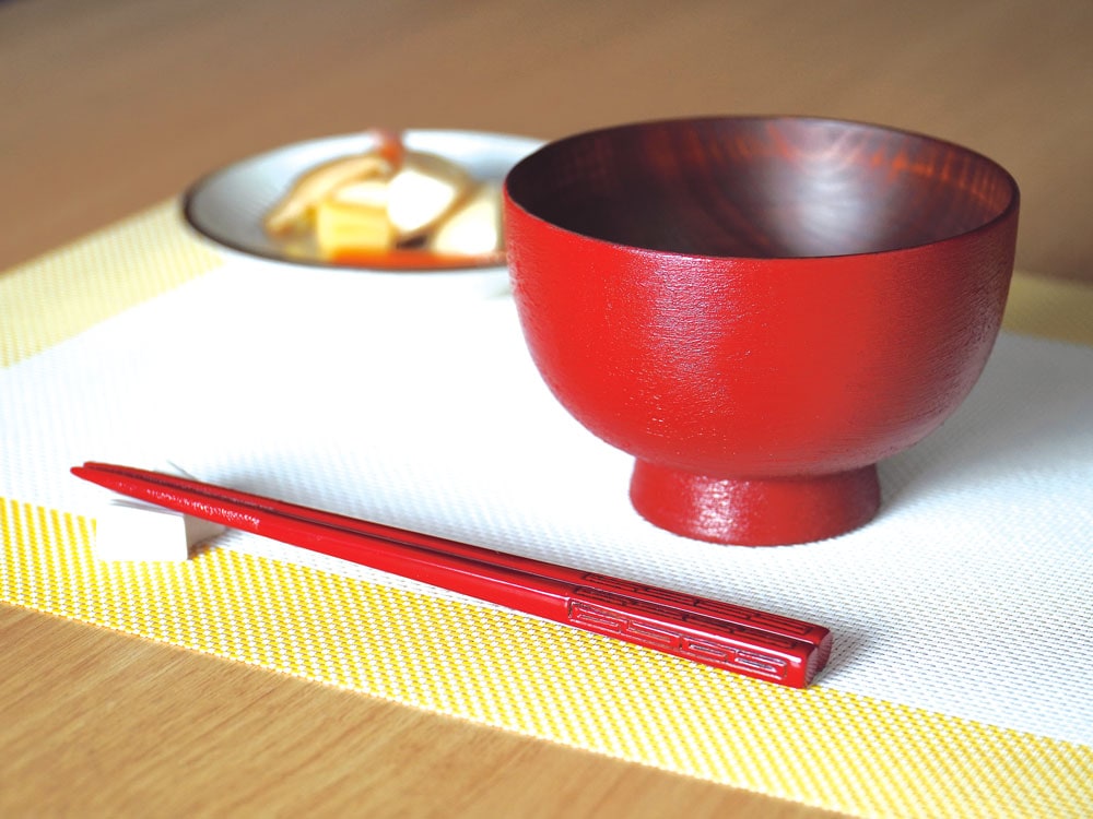 漆塗りのお椀と村上木彫堆朱のお箸