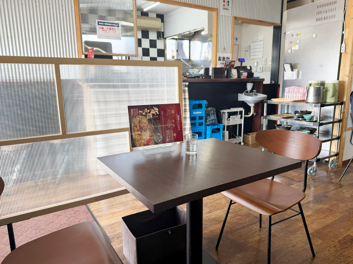 元祖背脂うどん めん処阿吽の店内