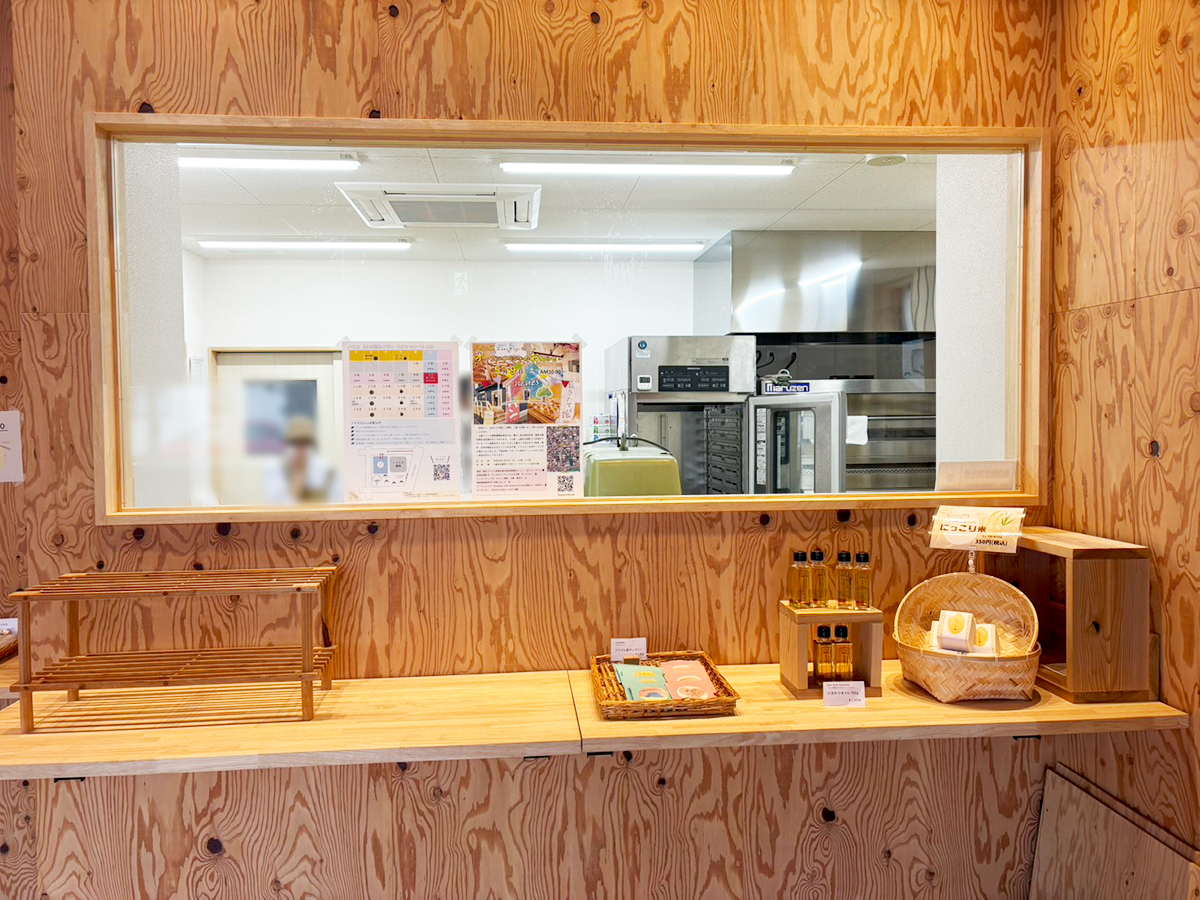 ノイエスの店内