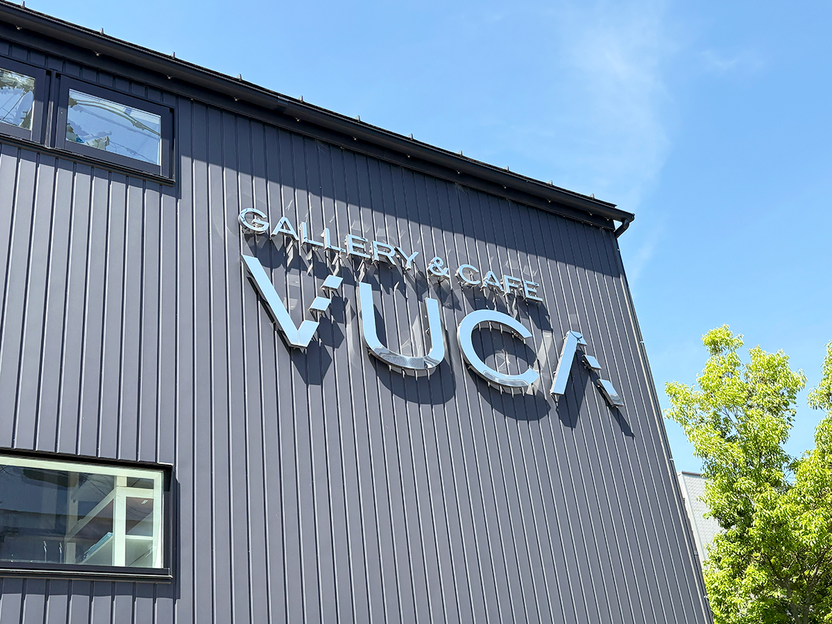 GALLERY AND CAFE VUCAの看板