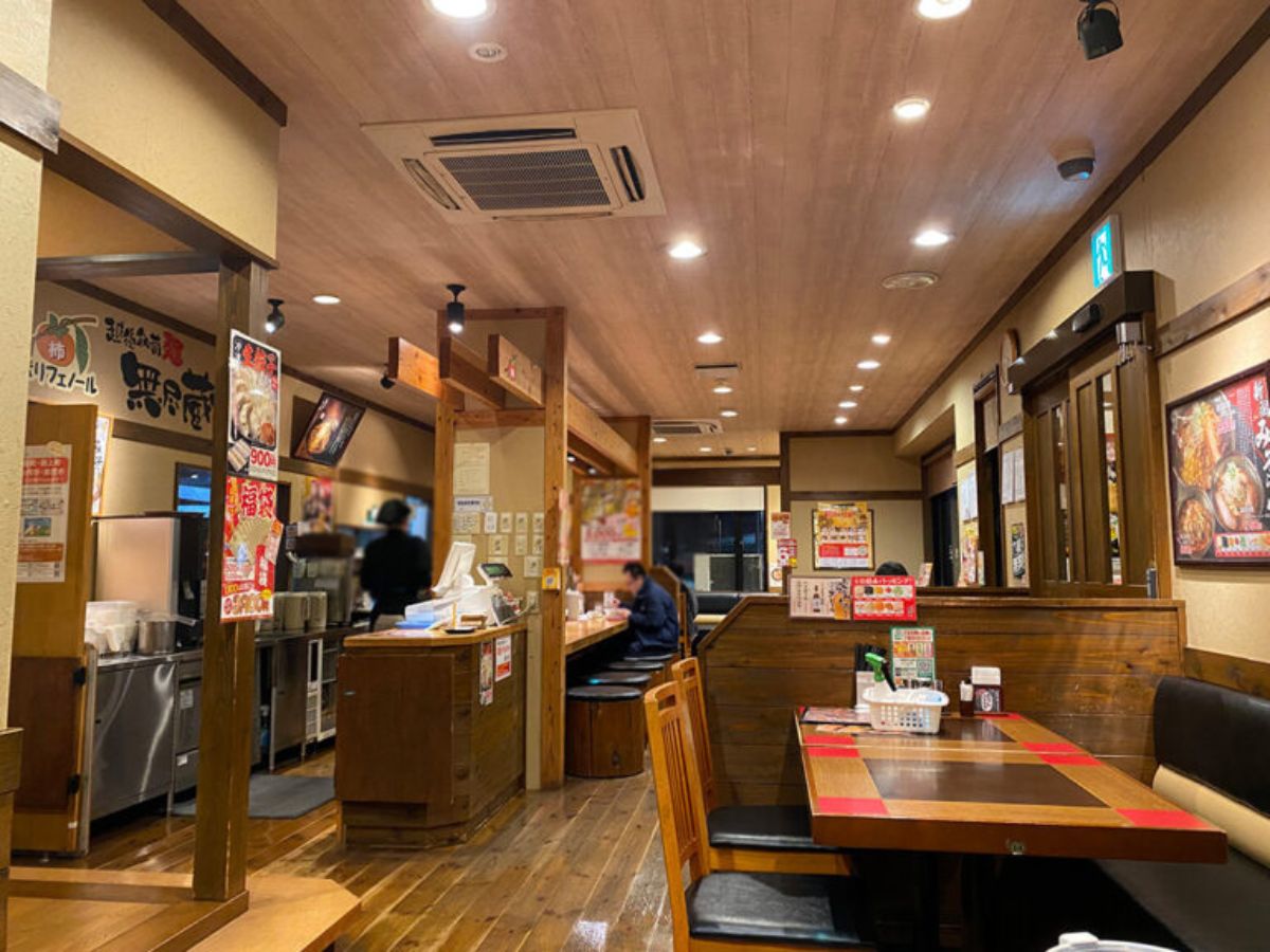 新潟らーめん 無尽蔵 内装