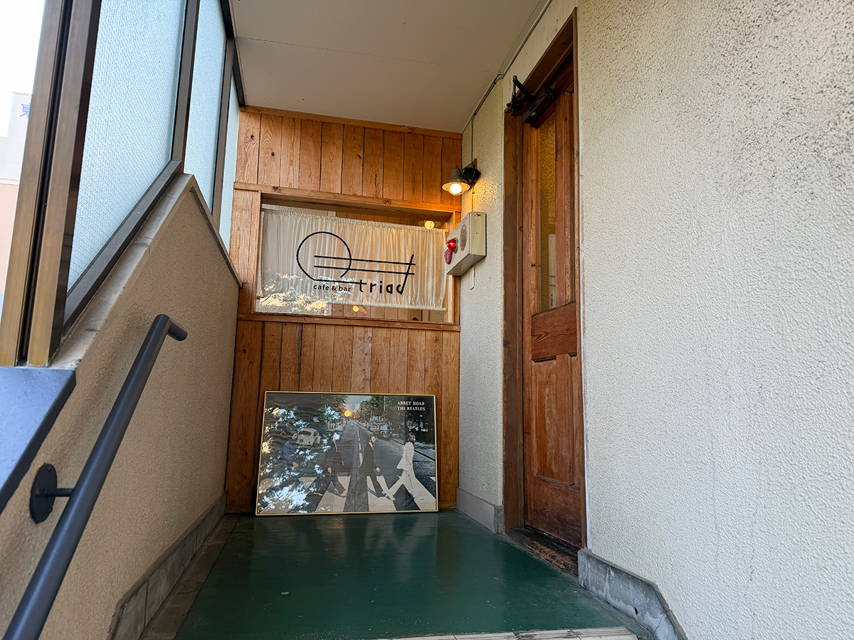 cafe & bar triadの外観