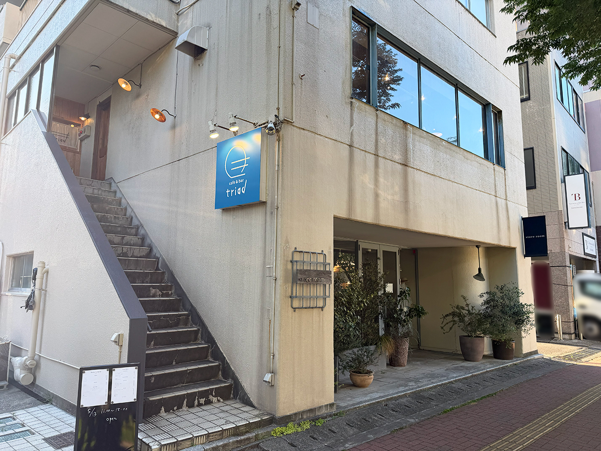 cafe & bar triadの外観