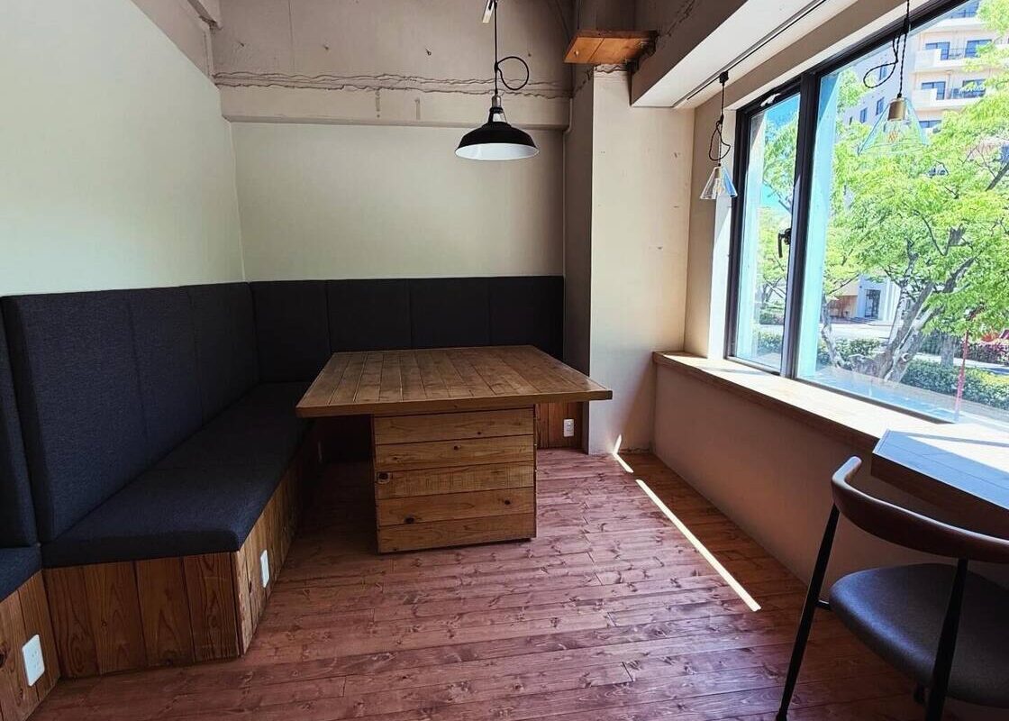 cafe & bar triadの店内