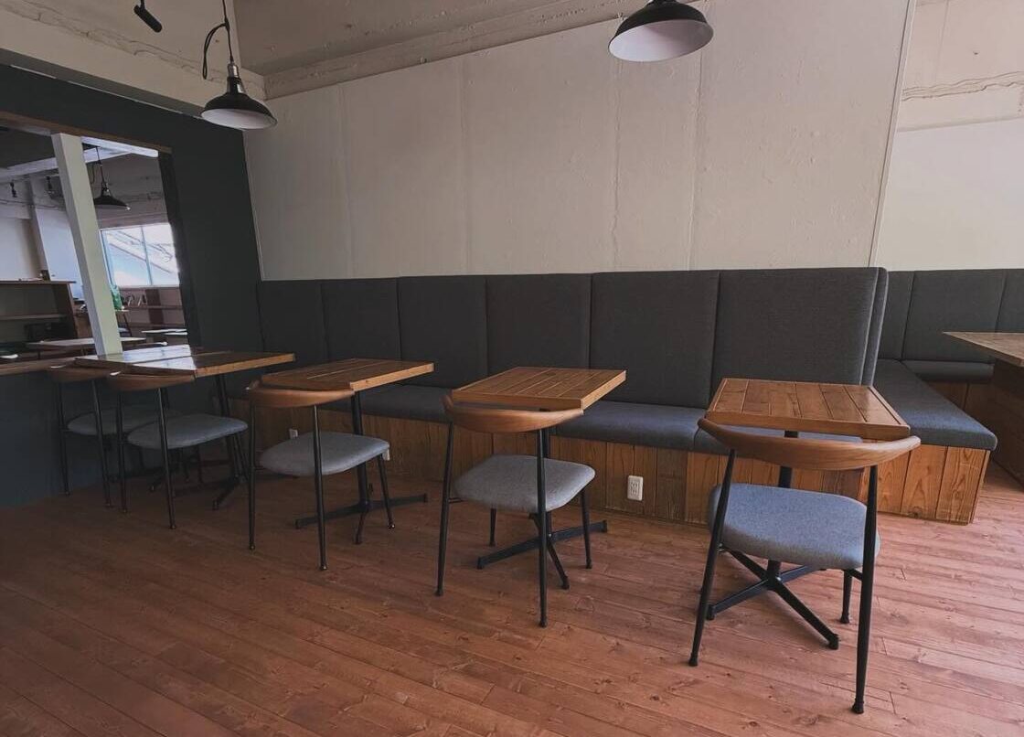 cafe & bar triadの店内