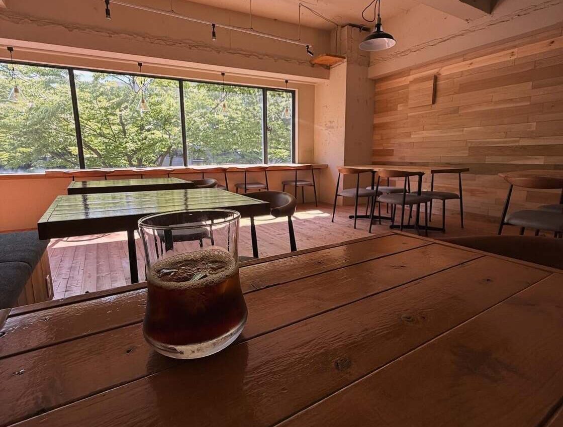 cafe & bar triadの店内