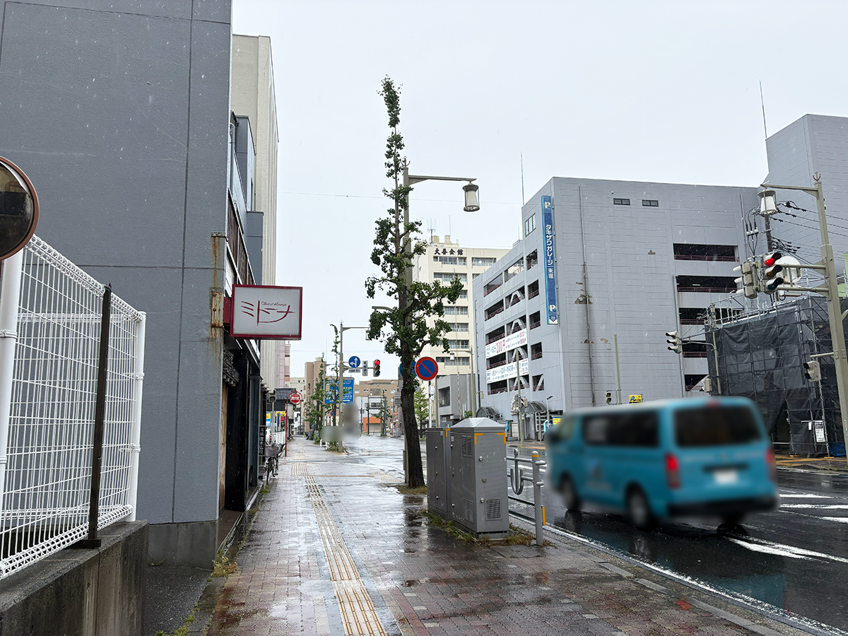 月とアイスの場所