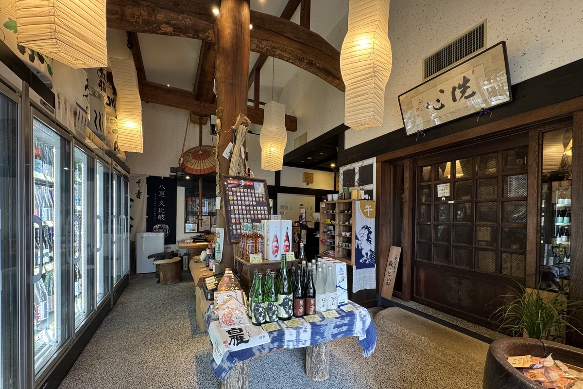 地酒の都屋の店内
