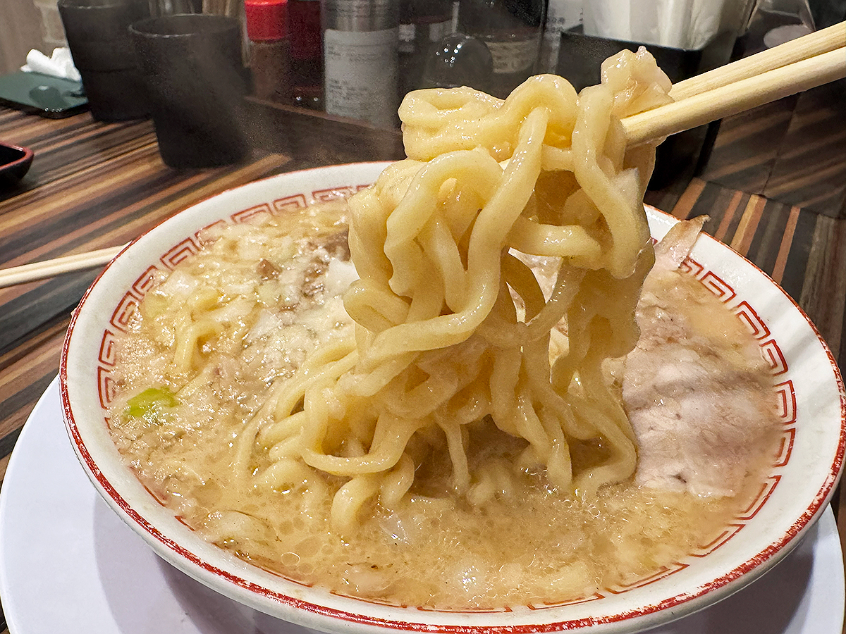 越後長岡 いちまる食堂　豚骨背脂燕ホワイト