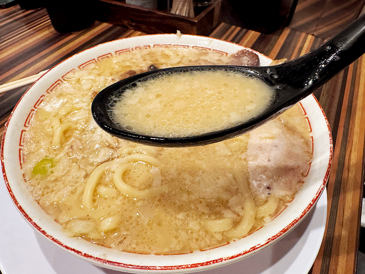 越後長岡 いちまる食堂　豚骨背脂燕ホワイト