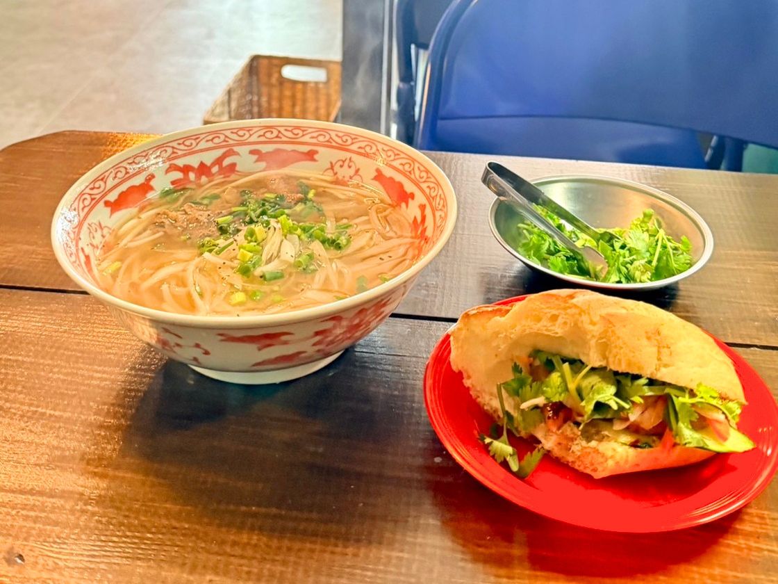Cham cafeの牛肉のフォーとバインミー