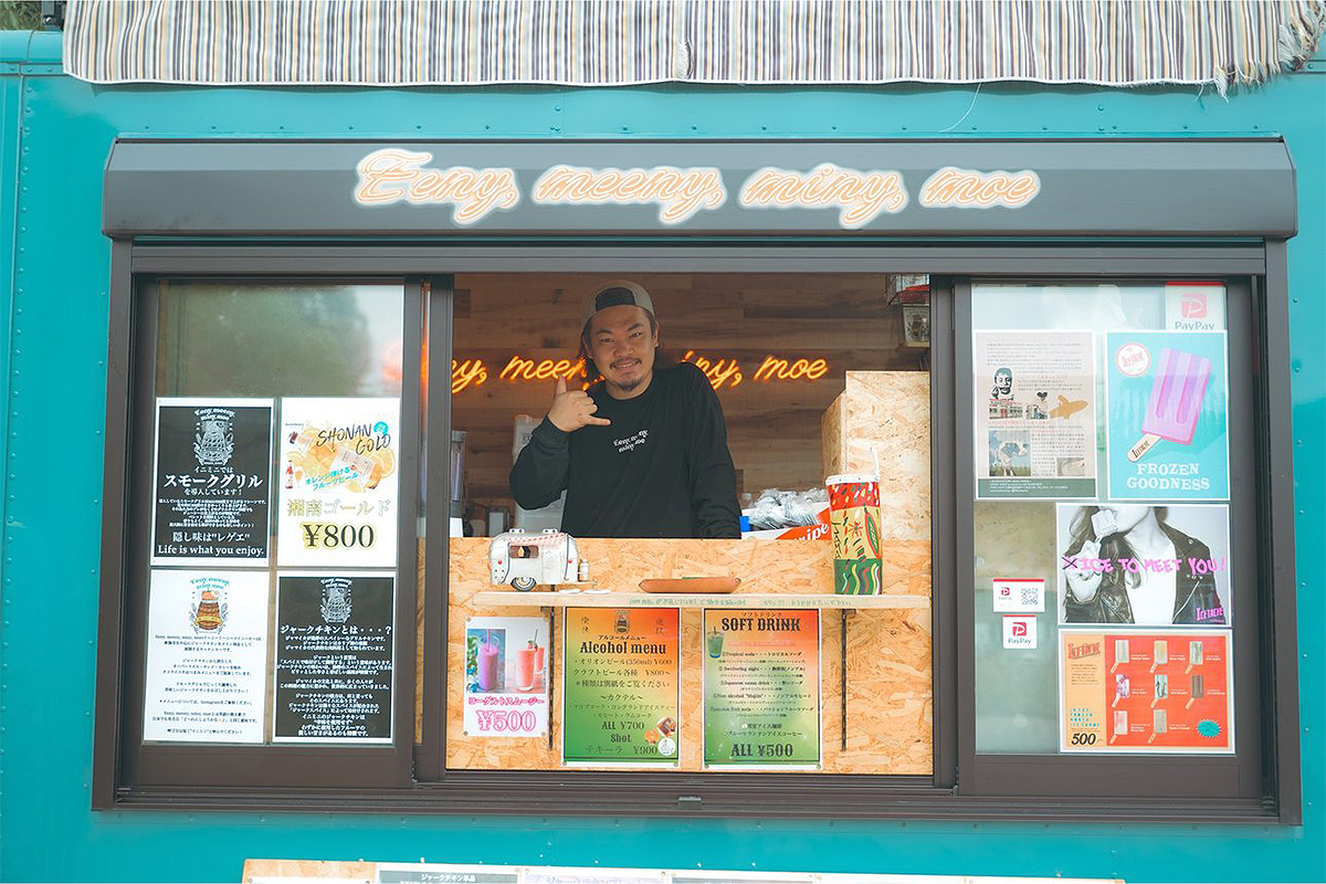 Eeny, meeny, miny, moeのキッチンカーとオーナーの笹川さん