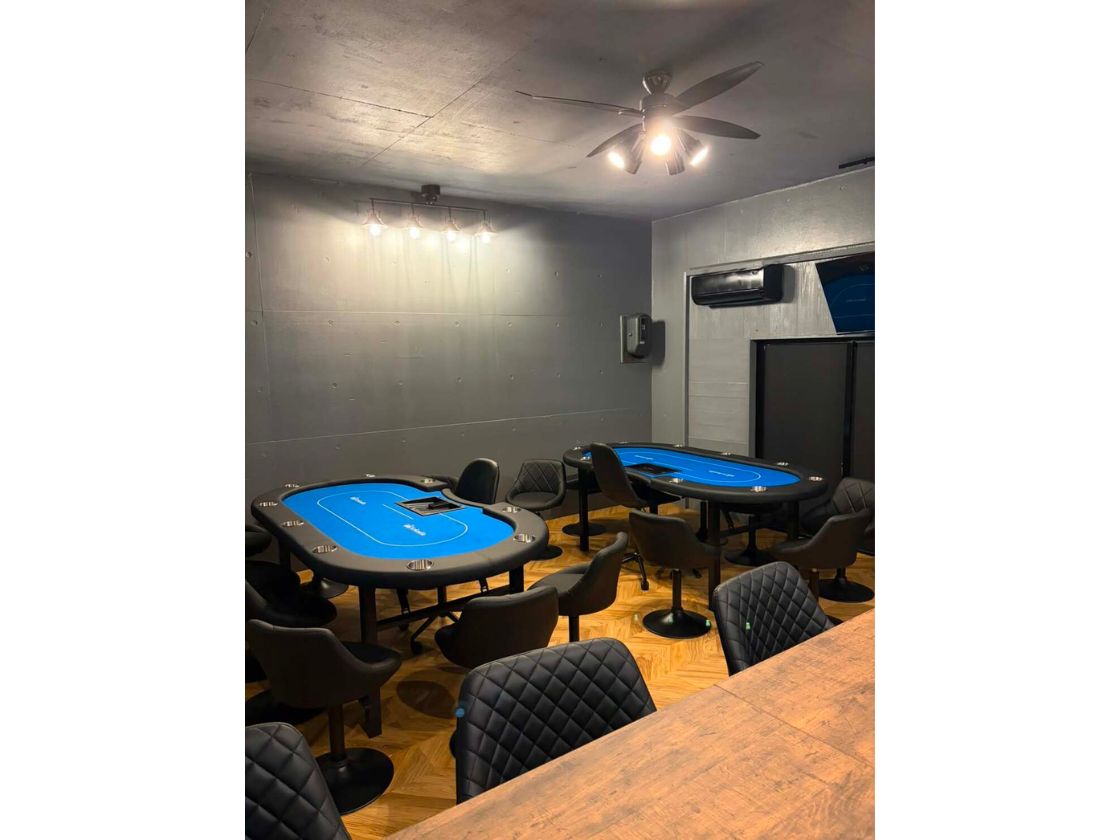 Poker Bar Arkadiaの店内