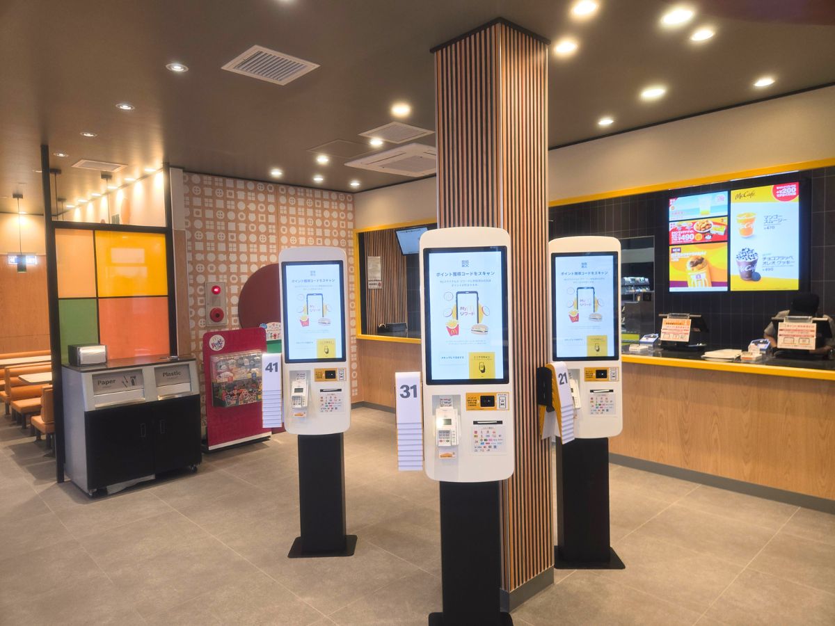マクドナルド 河渡コメリ店の店内