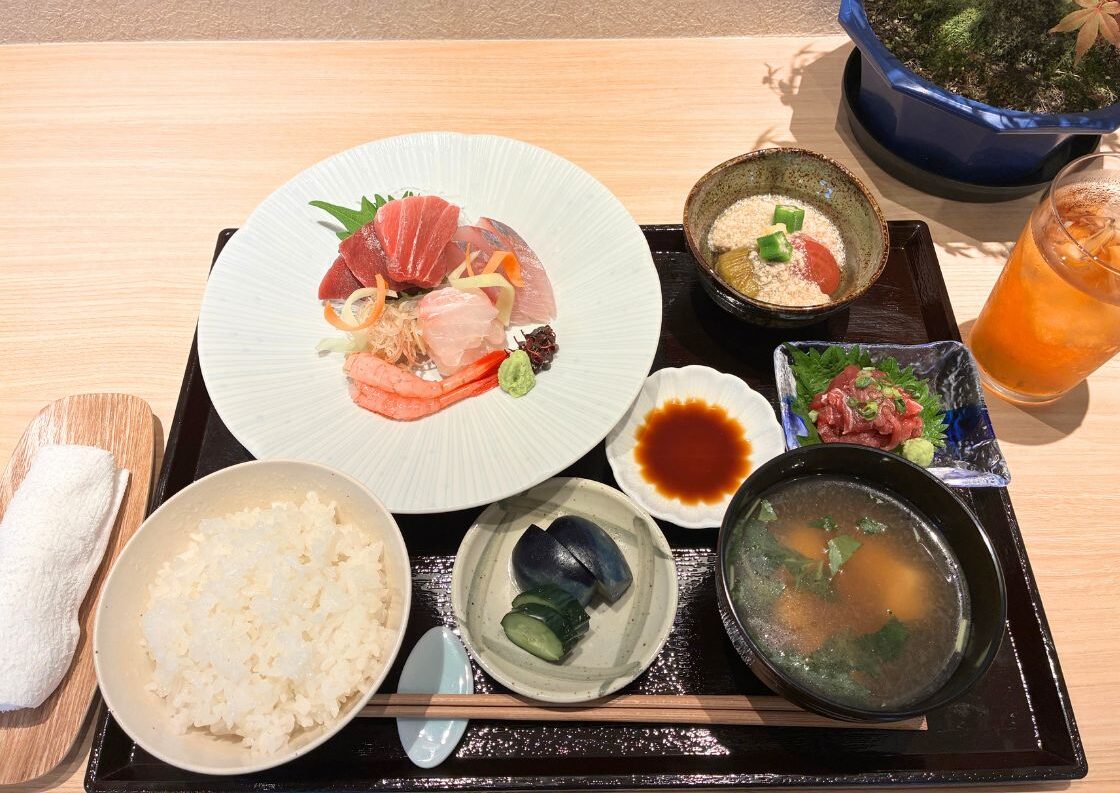 季節料理 よし乃の刺身定食