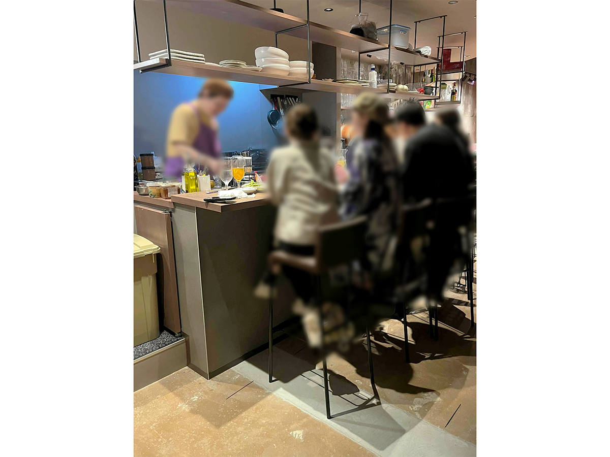 ヒガシサカノウエ酒場スケタツの店内