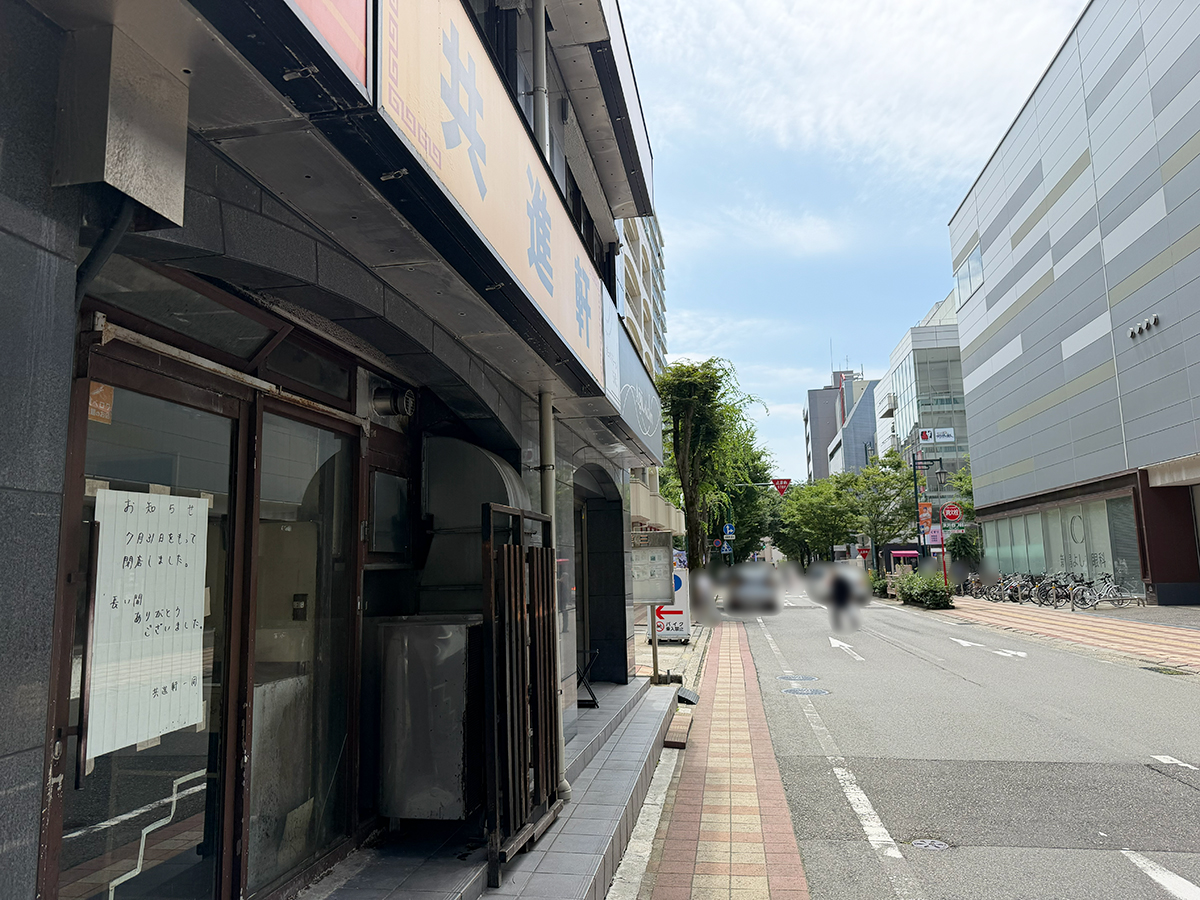 共進軒 万代店の場所