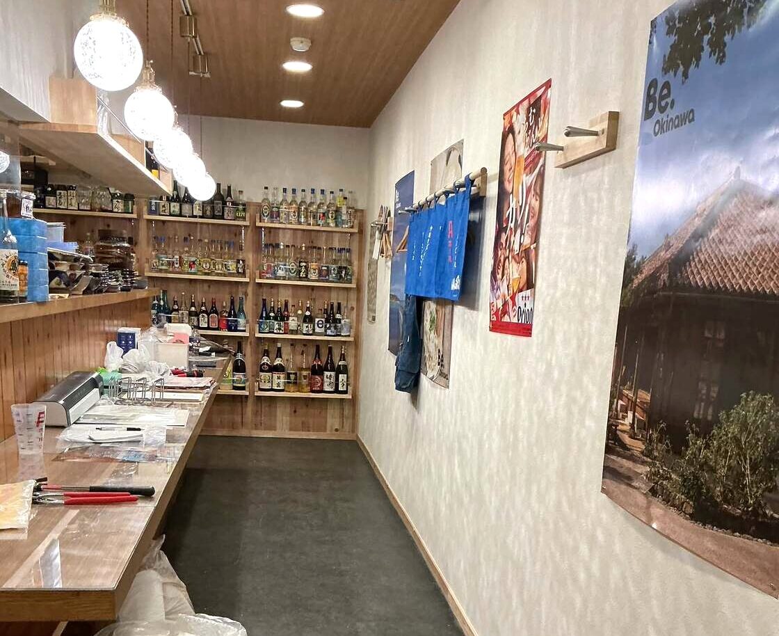 沖縄酒場 AWAMORI+ 新潟店の店内
