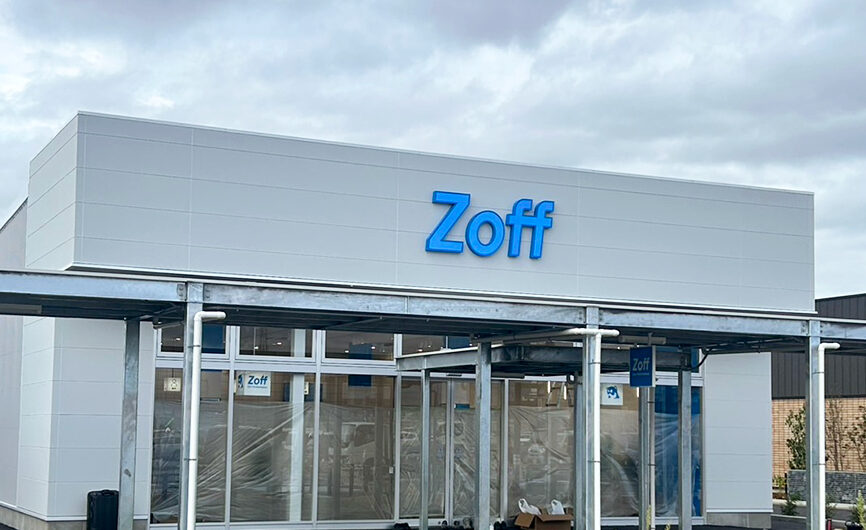 Zoff そよら三条須頃店の看板