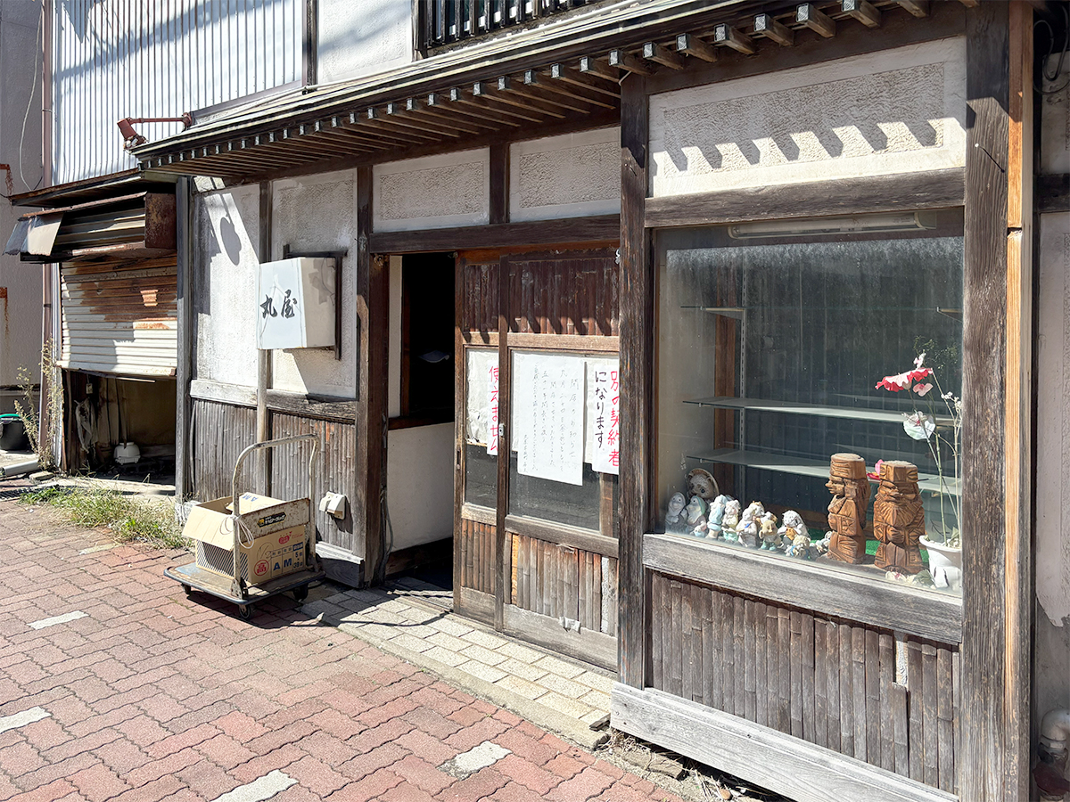 丸屋 学校町店の外観