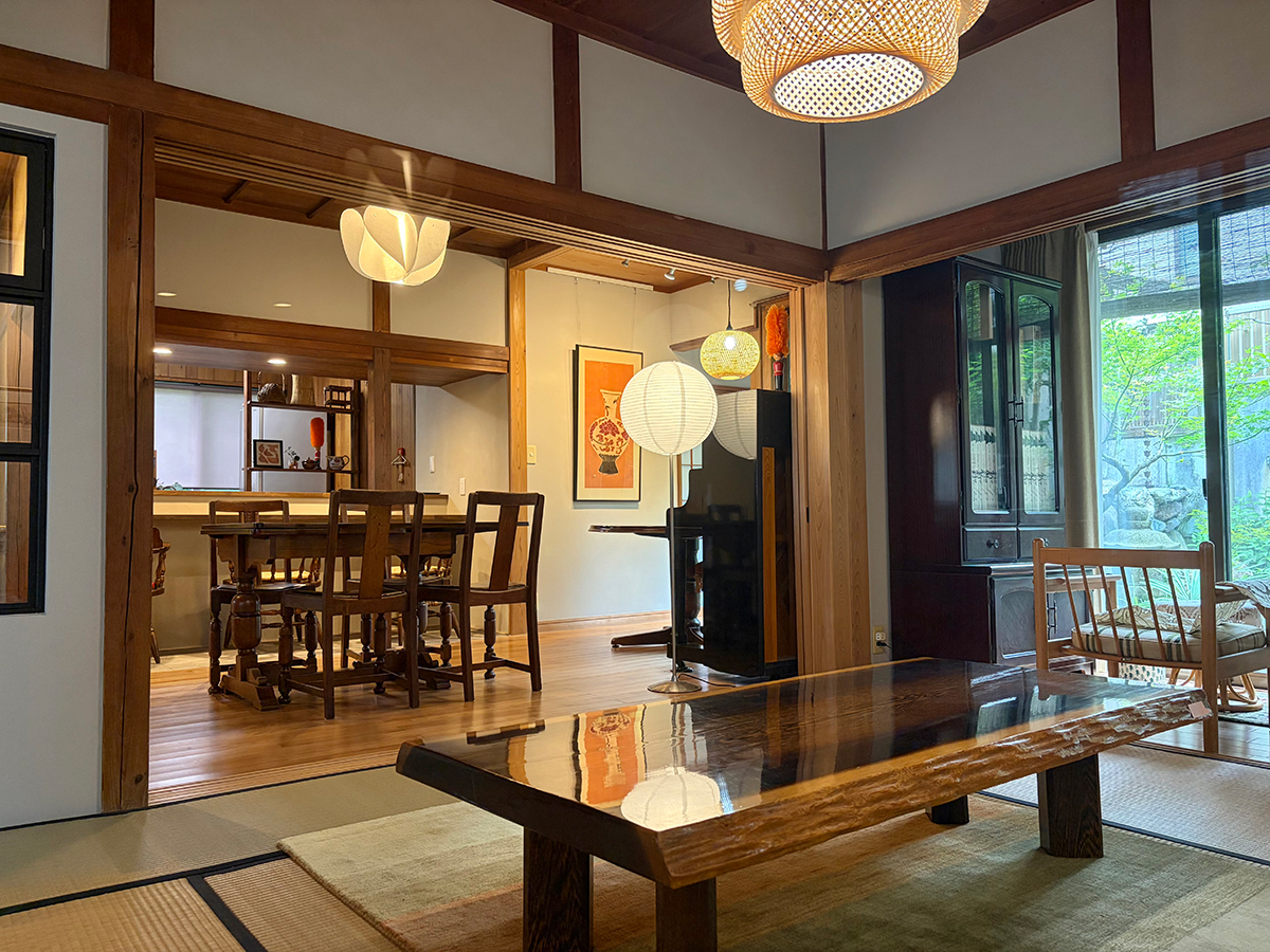カフェ明星の店内