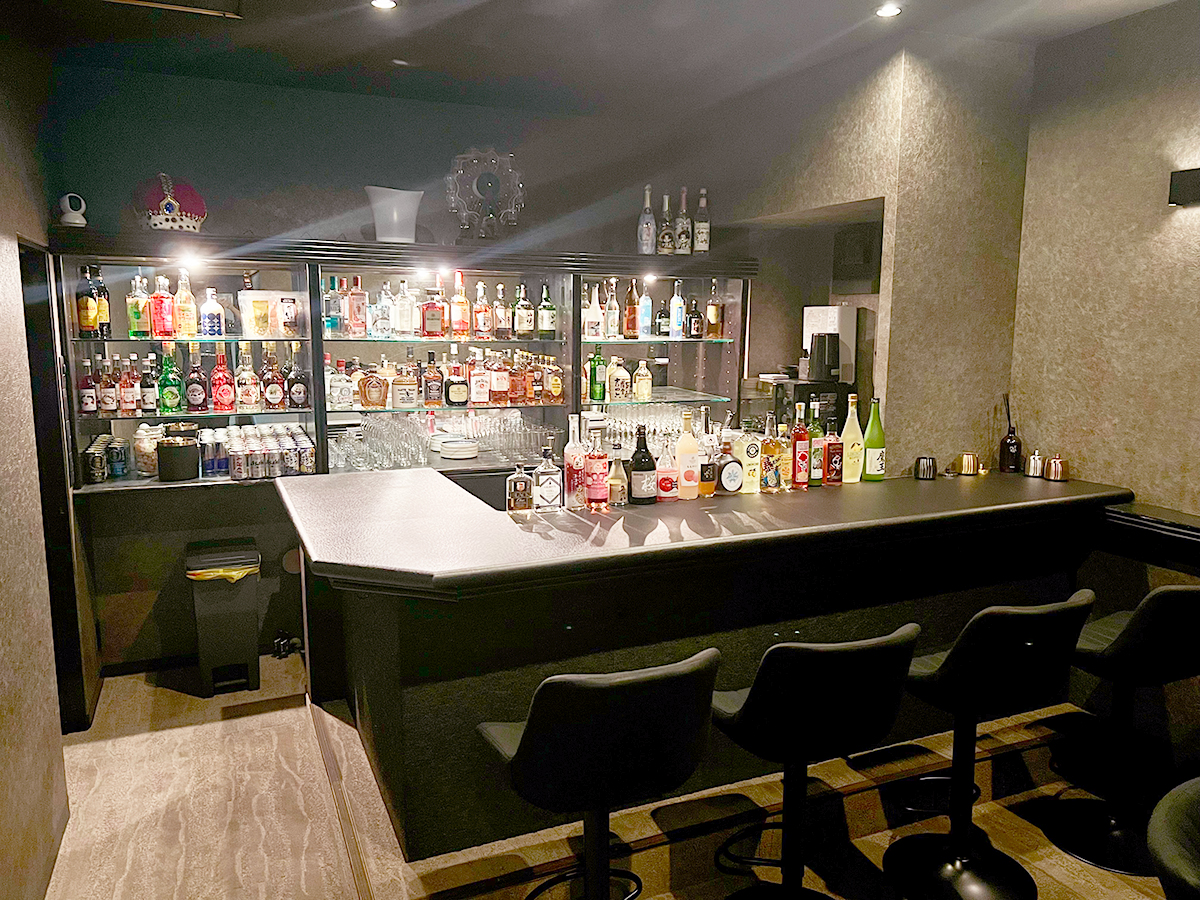 夜にスパイスの店内