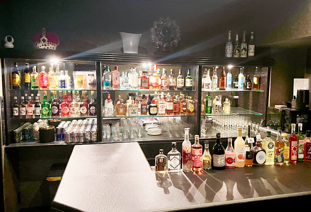 夜にスパイスの店内