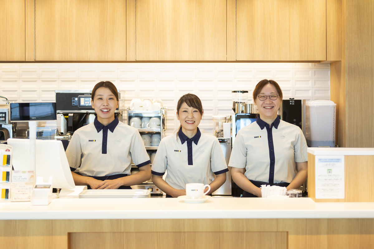 ドトールコーヒーショップのスタッフ
