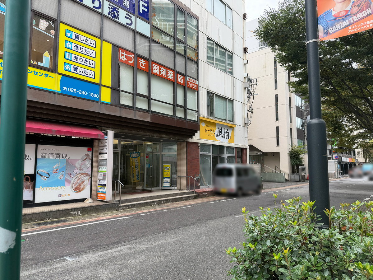 ラーメン豚山 新潟万代店の場所